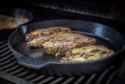 Grillfürst XXL Dutch Oven Set: Starterpaket Gusseisen - X-DEAL Mit 2 X Dutch Oven, 2 X Gusseisen Pfanne, 2x Tragetasche, Ringreiniger, Gusseisen Pflege Und Bambus-Kochlöffel -Grillen Und Rauchern 20079 Grillfuerst Gusseisen Pfanne 1 Gri 1 1591098651