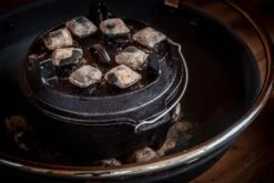 Grillfürst Dutch Oven Set BBQ Edition DO4 - X-DEAL Inkl. Tragetasche / Aufbewahrungstasche, Gusseisen Pflege Und Deckelheber -Grillen Und Rauchern Grillfuerst Dutch Oven BBQ Edition Briketts web