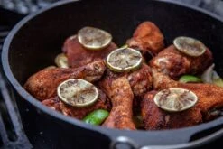 Grillfürst Dutch Oven Set BBQ Edition DO4 - X-DEAL Inkl. Tragetasche / Aufbewahrungstasche, Gusseisen Pflege Und Deckelheber -Grillen Und Rauchern Grillfuerst Dutch Oven BBQ Edition Haehnchen web