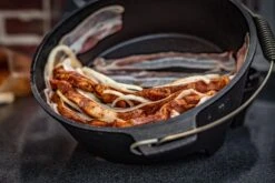 Grillfürst XXL Dutch Oven Set: Starterpaket Gusseisen - X-DEAL Mit 2 X Dutch Oven, 2 X Gusseisen Pfanne, 2x Tragetasche, Ringreiniger, Gusseisen Pflege Und Bambus-Kochlöffel -Grillen Und Rauchern Grillfuerst Dutch Oven Rezept Schichtfleisch