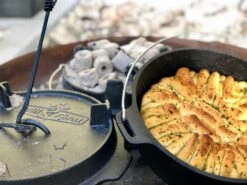 Grillfürst Dutch Oven Set BBQ Edition DO4 - X-DEAL Inkl. Tragetasche / Aufbewahrungstasche, Gusseisen Pflege Und Deckelheber -Grillen Und Rauchern Grillfuerst Dutch Oven T Fuesse