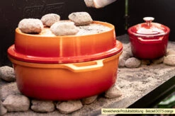 Grillfürst Emaillierter Dutch Oven Ohne Füsse DO9 - Rot -Grillen Und Rauchern Grillfuerst Dutch Oven emailliert Beispiel DO7 5 orange Briketts 1
