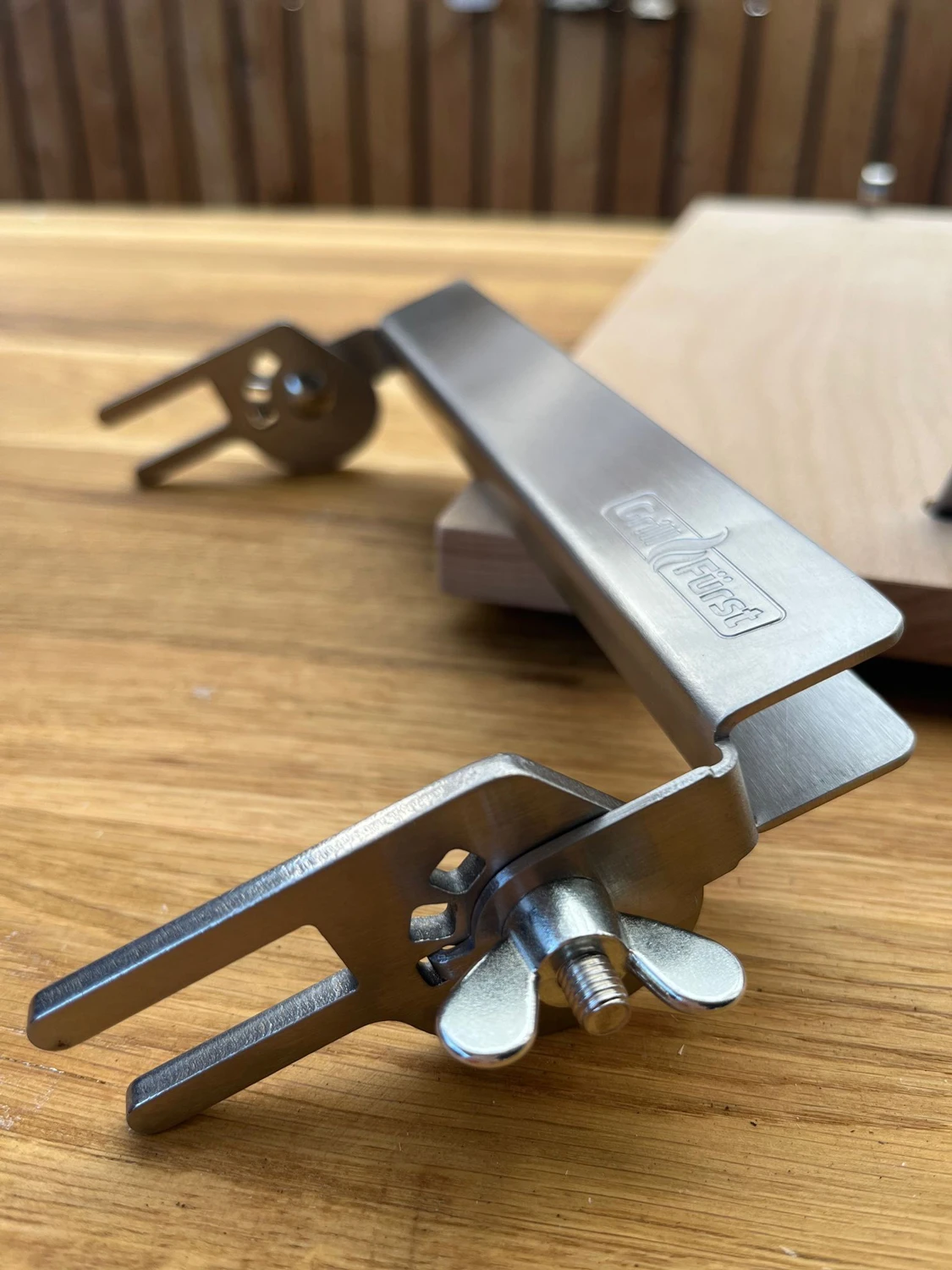 Grillfürst Flammlachsbrett Buche 19 X 50 Cm Klemm-Variante - Mit Optimierter Halterung 8 Grillfürst Flammlachsbrett Buche 19 X 50 Cm Klemm-Variante - Mit Optimierter Halterung – Bild 6