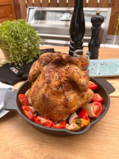 Grillfürst Gusseisenpfanne Mit 2 Griffen Ø 25 Cm - X-DEAL Inkl. Hähnchenbräter / Hähnchenhalter Gusseisen -Grillen Und Rauchern Grillfuerst Gusseisen Haehnchenhalter Gusspfanne