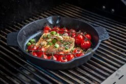 Grillfürst Gusseisenpfanne Mit 2 Griffen Ø 25 Cm - X-DEAL Inkl. Hähnchenbräter / Hähnchenhalter Gusseisen -Grillen Und Rauchern Grillfuerst Gusseisen Pfanne Griffe 25cm 16 081