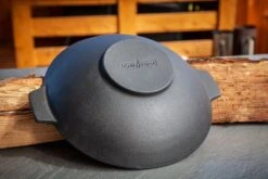 Grillfürst Gusseisen Wok Mit 2 Griffen Ø 30 Cm - X-Deal Inkl. Pflegepaste, Ringreiniger Und Kochlöffel -Grillen Und Rauchern Grillfuerst Wok Rueckseite 3 2