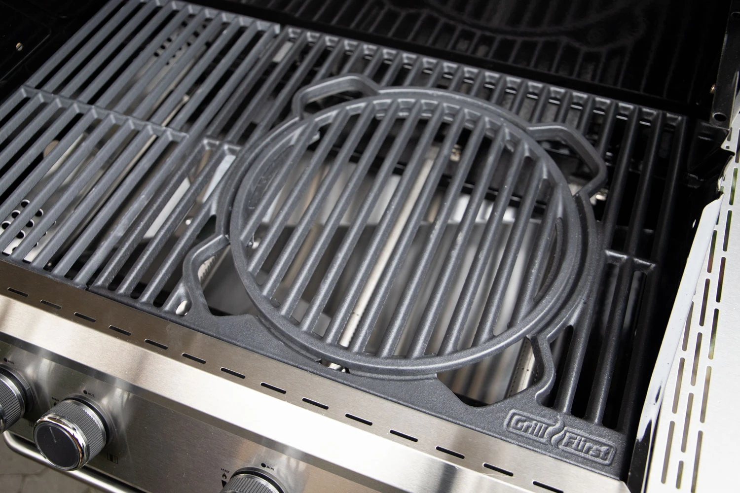 Grillfürst X-Rost System Grillrost Aus Gusseisen Für Grillfürst Gasgrills - Inkl. Pizzastein Einsatz 8 Grillfürst X-Rost System Grillrost Aus Gusseisen Für Grillfürst Gasgrills - Inkl. Pizzastein Einsatz – Bild 6