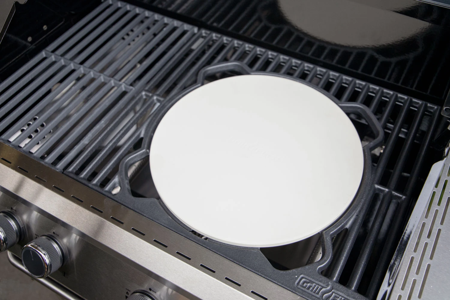 Grillfürst X-Rost System Grillrost Aus Gusseisen Für Grillfürst Gasgrills - Inkl. Pizzastein Einsatz 10 Grillfürst X-Rost System Grillrost Aus Gusseisen Für Grillfürst Gasgrills - Inkl. Pizzastein Einsatz – Bild 8