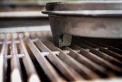 Grillfürst Dutch Oven BBQ Edition DO9 - Klaus Grillt Sonderedition -Grillen Und Rauchern Klaus grillt Dutch Oven Fuesse am Grillrost