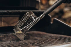 Moesta Profi BBQ- / Grillbürste No.1 7 Moesta Profi BBQ- / Grillbürste No.1 -Grillen Und Rauchern Moesta Grillbuerste no1 Anwendung 10218 Schaber