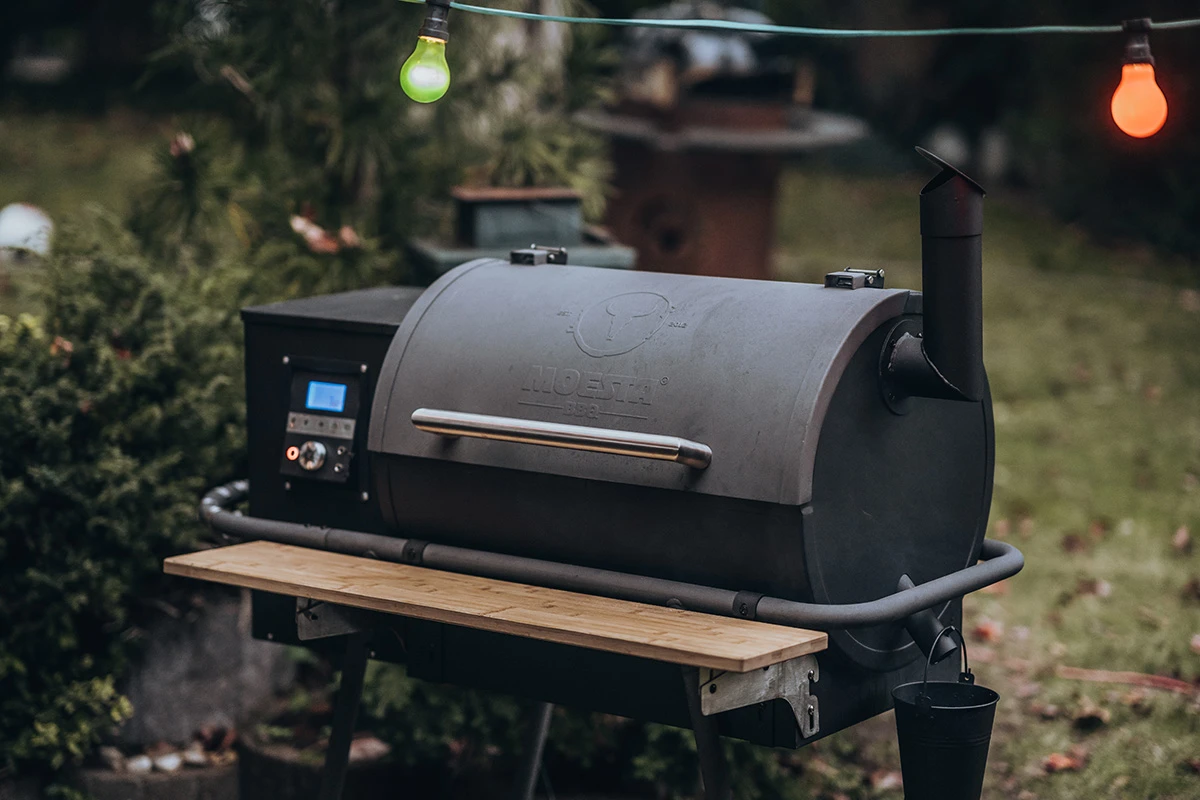 Moesta Pelletgrill Sheriff Inklusive Bambus Ablagebrett Und Abdeckhaube - Modell 2023 5 Moesta Pelletgrill Sheriff Inklusive Bambus Ablagebrett Und Abdeckhaube - Modell 2023 – Bild 3