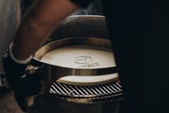 Moesta Smokin' PizzaRing - Komplettpaket XL (60 Cm) Batterie 11 Moesta Smokin' PizzaRing - Komplettpaket XL (60 Cm) Batterie -Grillen Und Rauchern Moesta Pizzaring Pizzaset Anwendung01 2