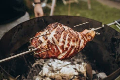 Moesta Rotisserie Set Mit 230 V Motor - Für 67cm PizzaRing 12 Moesta Rotisserie Set Mit 230 V Motor - Für 67cm PizzaRing -Grillen Und Rauchern Moesta Rotisserie Anwendung knuspriger Braten 10565