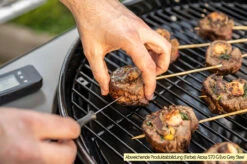 Outdoorchef Gas Kugelgrill Arosa 570 G Evo Black Style - Inkl. Blazing-/Cooking Zone Kit Plus Und Plancha -Grillen Und Rauchern Outdoorchef Arosa 570 G Evo emaillierter Grillrost