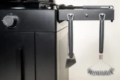 Outdoorchef Gas Kugelgrill Arosa 570 G Evo Black Style - Inkl. Blazing-/Cooking Zone Kit Plus Und Plancha -Grillen Und Rauchern Outdoorchef Arosa Gas Kugelgrill 570G EVO Black Style Seitenablage