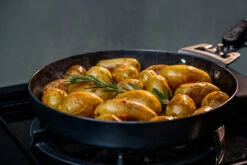 Outdoorchef Carbonstahl Pfanne Ø 24 Cm -Grillen Und Rauchern Outdoorchef Carbonstahl Pfanne 24cm Anwendung