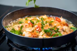 Outdoorchef Carbonstahl Pfanne Ø 28 Cm -Grillen Und Rauchern Outdoorchef Carbonstahl Pfanne 28cm Anwendung