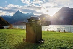 Outdoorchef Gas Kugelgrill Davos 570G Pro Mit Blazing Zone (Infrarotbrenner) & Abdeckhaube -Grillen Und Rauchern Outdoorchef Davos 570G Pro Blazing Zone Lifestyle