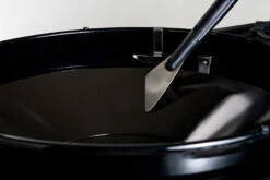 Outdoorchef Trichter-Schaber Für EASY FLIP Trichter -Grillen Und Rauchern Outdoorchef Trichter Schaber Anwendung01