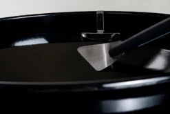 Outdoorchef Trichter Reinigungsset Für EASY FLIP Trichter -Grillen Und Rauchern Outdoorchef Trichter Schaber Anwendung02 1