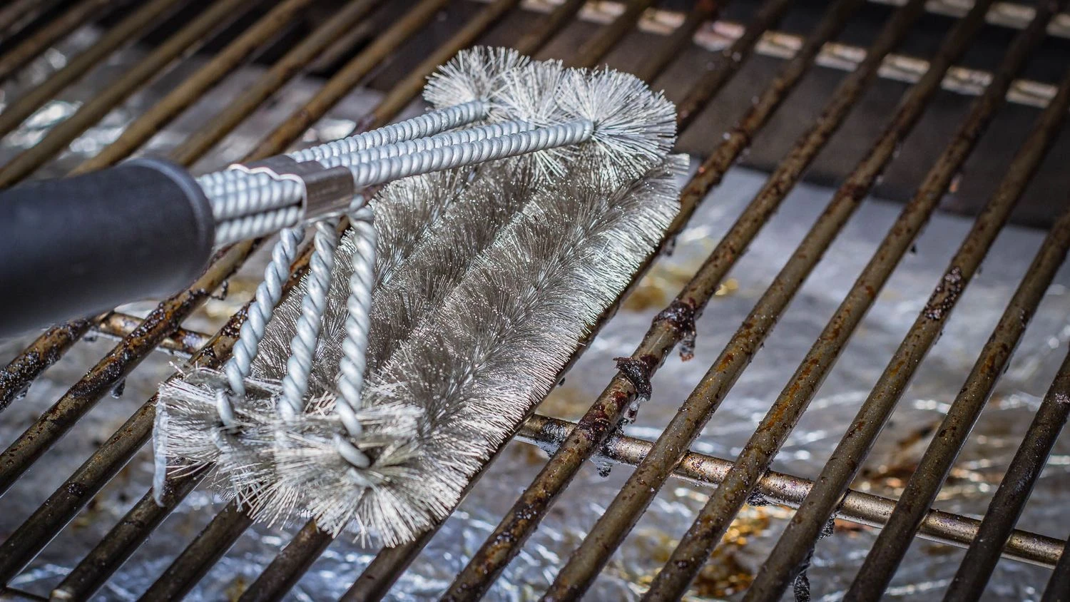 Grillfürst Reinigungsset Für Edelstahlroste Mit Edelstahl Grillbürste, Grillreiniger Spezial Lösung Und Trennspray 4 Grillfürst Reinigungsset Für Edelstahlroste Mit Edelstahl Grillbürste, Grillreiniger Spezial Lösung Und Trennspray – Bild 2